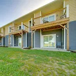 Golf-View Erie Condo With Porch About 4 Mi To Lake