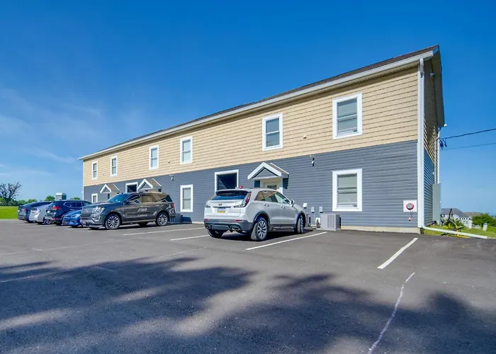 Golf-View Erie Condo With Porch About 4 Mi To Lake
