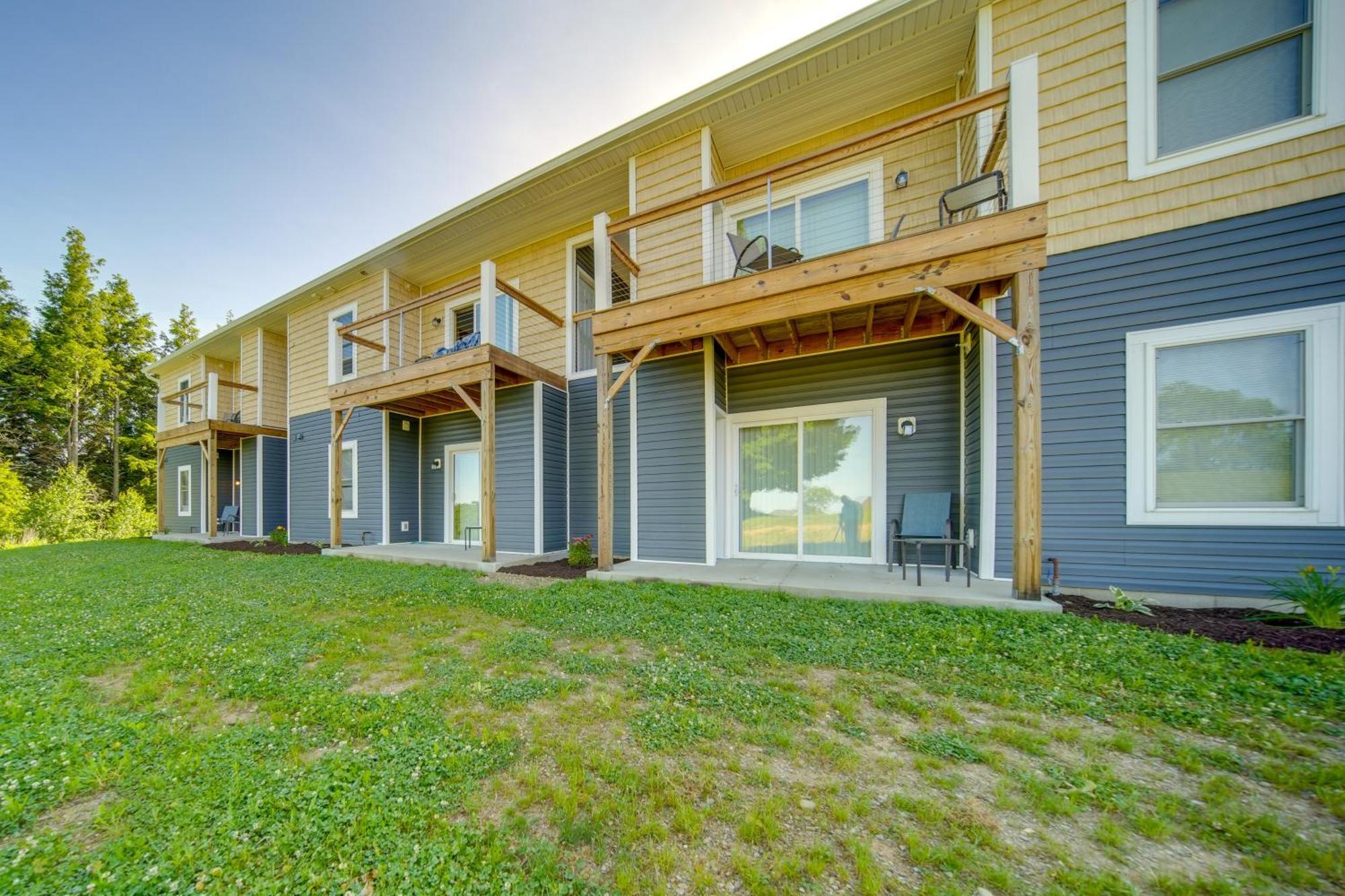 Apartment Golf-view With Porch About 4 Mi To Erie