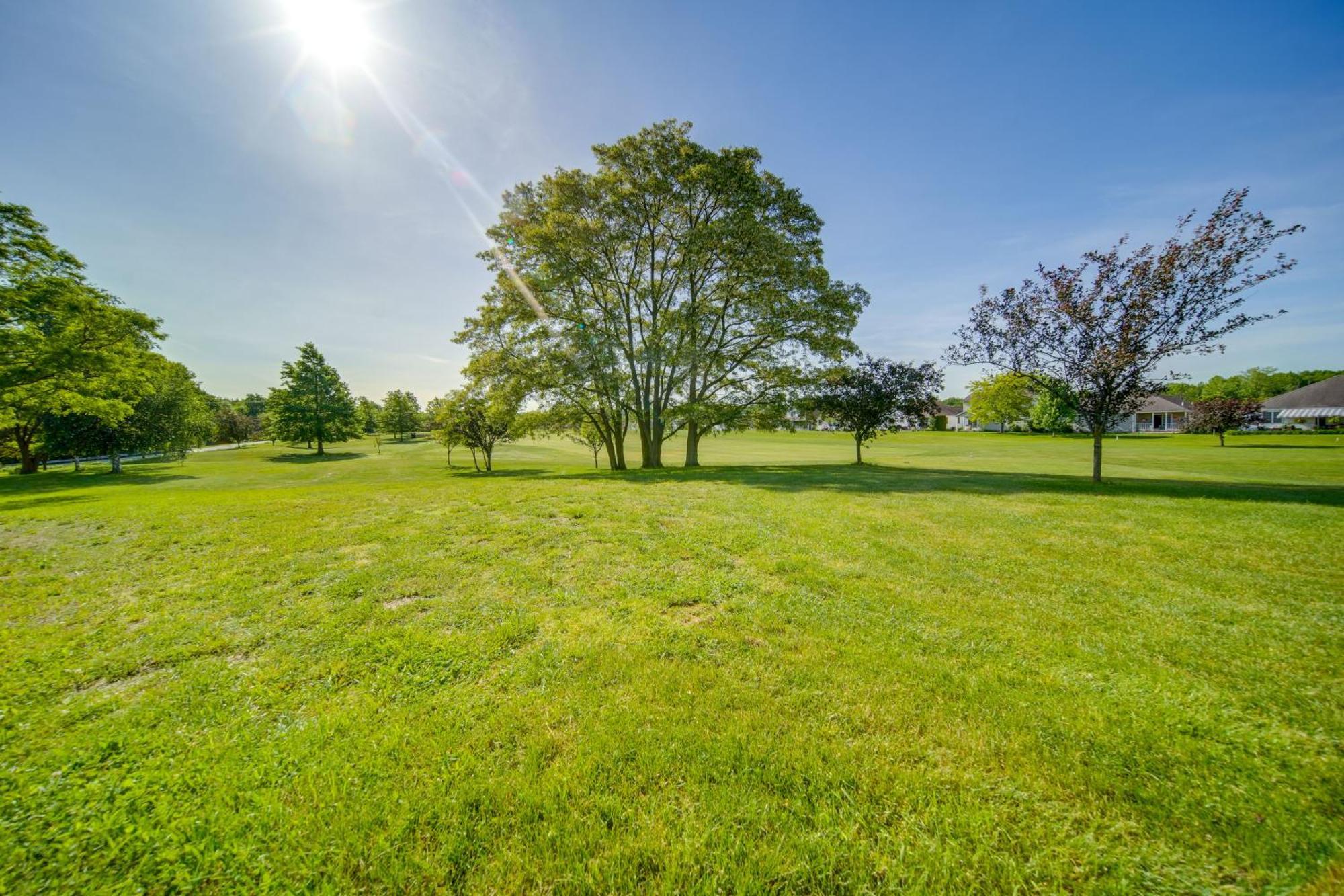 Apartment Golf-view With Porch About 4 Mi To Erie